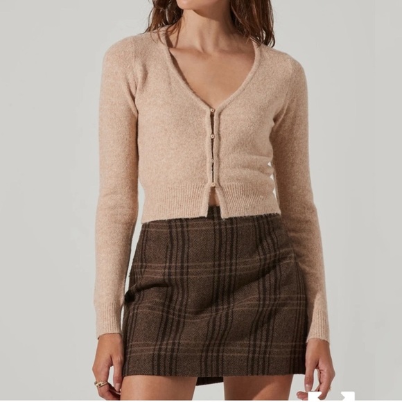 ASTR The Label Sweaters - 18. ASTR The Label Pearl Button V-Neck Cream Cardigan Size XL